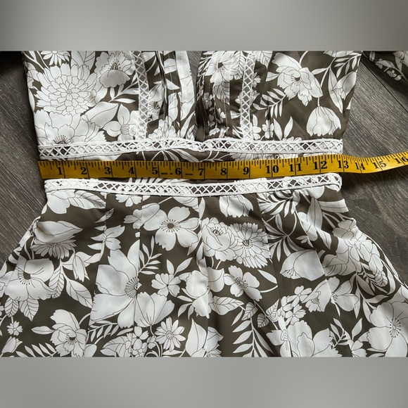 One and Only Collective Muted Green & White Floral Plunge Romper. Size S - Picture 11 of 13